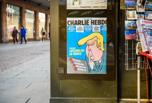 Обложка Chalrie Hebdo с Дональдом Трампом на обложке на инаугурате — стоковое фото