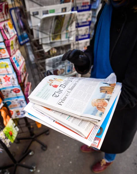 Γυναίκα αγοράζει εφημερίδα Daily Telegraph, ΠΕΙΡ από ένα περίπτερο — Φωτογραφία Αρχείου
