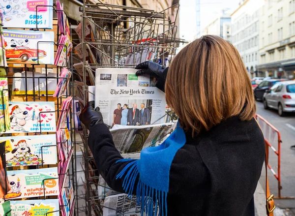 Woman purchases a New York Times with Obama and Trump newspaper — Stock Photo, Image