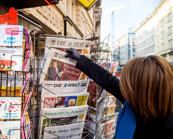 Жінка купує німецькі газети Die Zeit від газетного кіоску — стокове фото