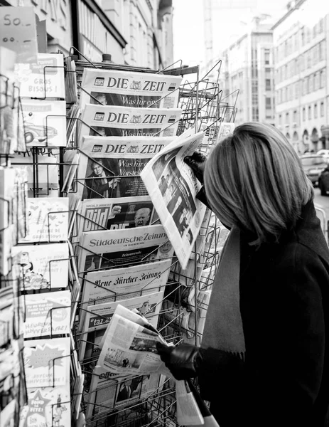 Woman purchases a Suddeutsche Zeitung german newspaper from a ne — Stock Photo, Image