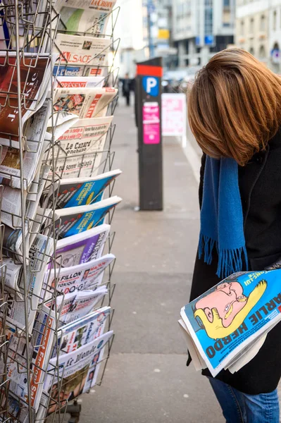 Kadın Charlie Hebdo, Le Monde gazetesi bir newss üzerinden satın — Stok fotoğraf