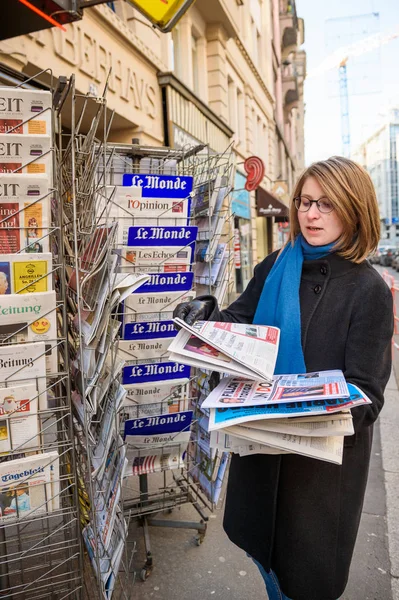 Mujer compra prensa interantional de un quiosco — Foto de Stock