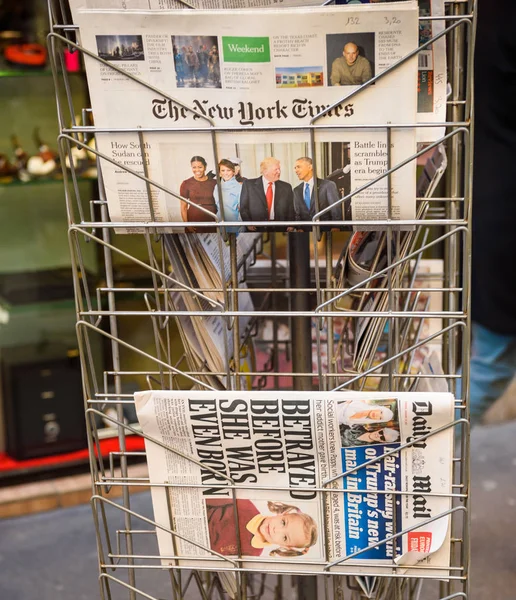 New York Times i Daily mail gazety z Kiosk — Zdjęcie stockowe