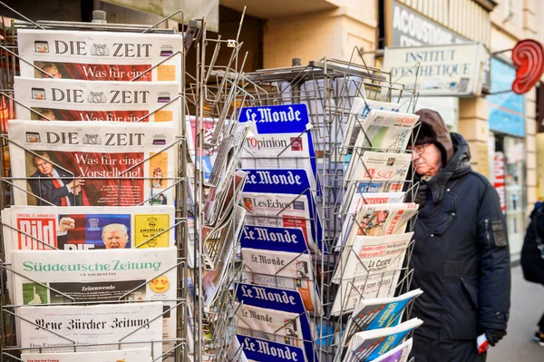 Mann kauft internationale Presse am Kiosk — Stockfoto