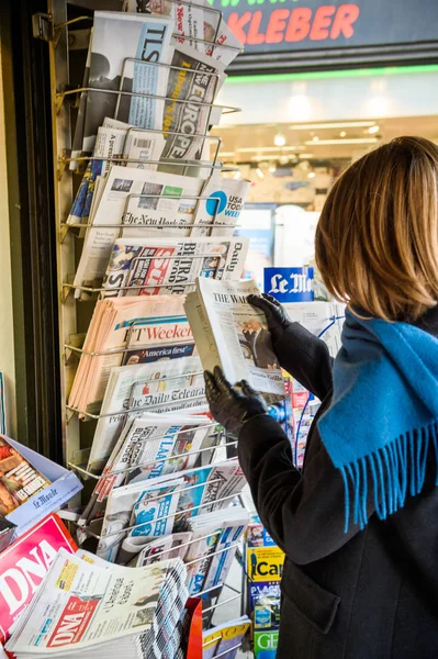 Kadın bir gazete bayii Wall Street Journal gazeteden alımları — Stok fotoğraf