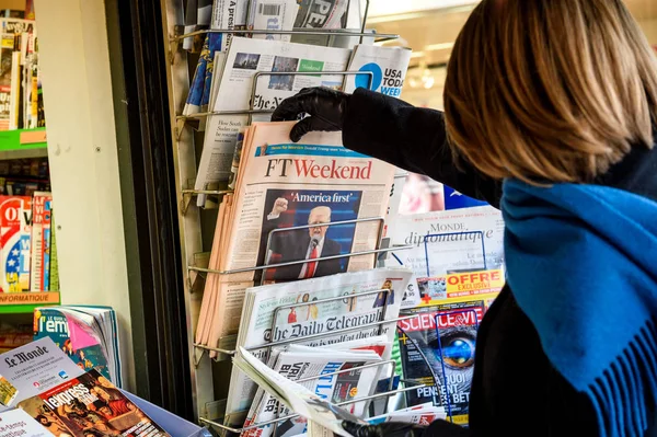 Жінка купує Financial Times метрів вихідні Британська газета f — стокове фото