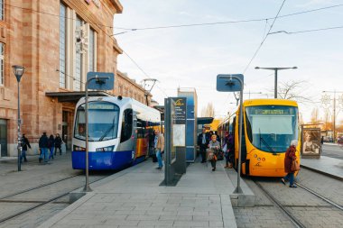 Mavi ve sarı tramvay Fransa