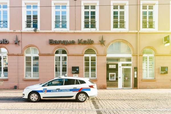 Banque Kolb Fransa ve poolice Municipale'ye araba devriye — Stok fotoğraf
