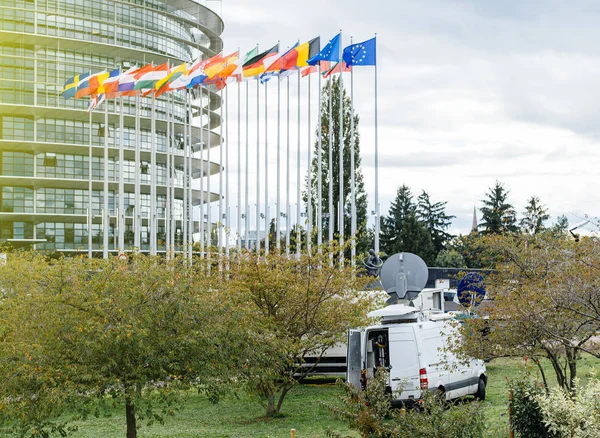 Media TV Truk reporting live from European Parliament — Stock Photo, Image