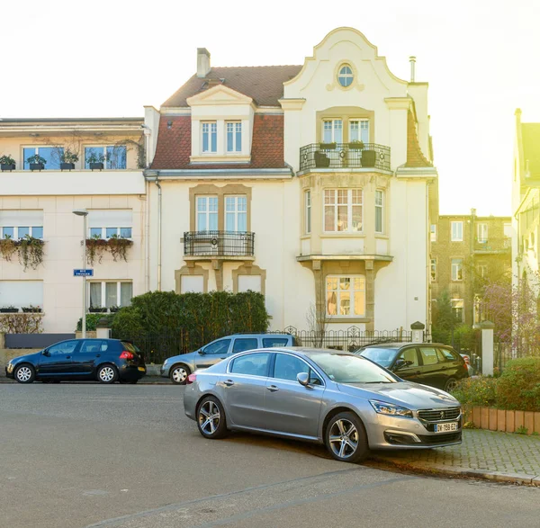 Carros estacionados no calmo bairro de Estrasburgo, França — Fotografia de Stock