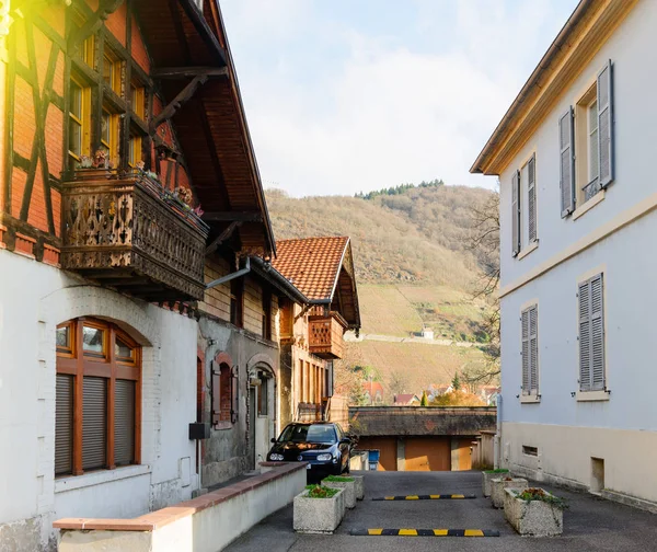 Casa de madera tradicional con una vista impresionante de los Alsati — Foto de Stock