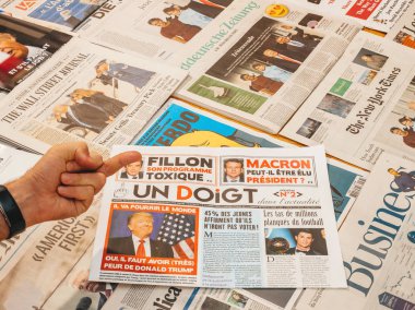 Bir parmak Fransız dergisi ve Donald Trump