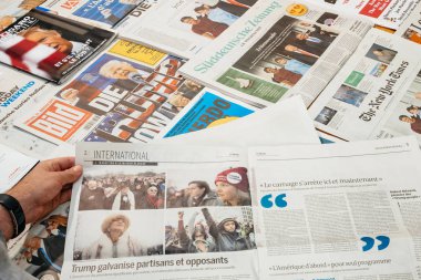 Adam opposants ve partizanlar Gazeteler yukarıda hakkında okuma