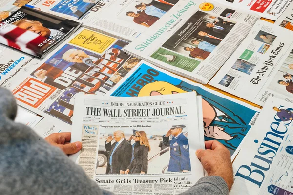 The Wall Street Journal and Trump Obama families — Stock Photo, Image