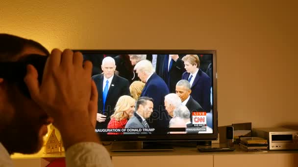 Homem assistindo cerimônia de inauguração de Donald Trump — Vídeo de Stock