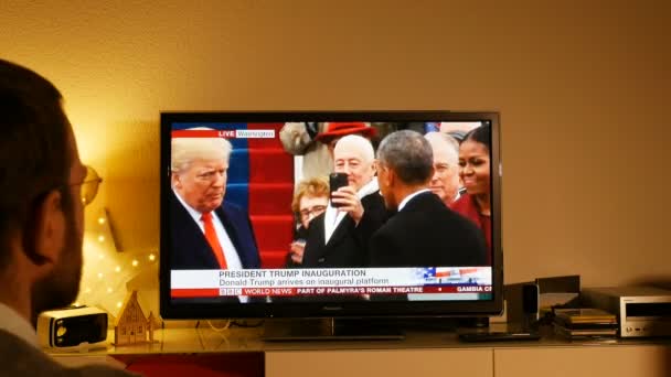 Homem assistindo cerimônia de inauguração de Donald Trump — Vídeo de Stock