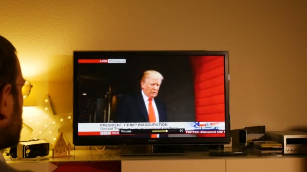 Mann beobachtet Donald Trumps Einweihungszeremonie — Stockvideo