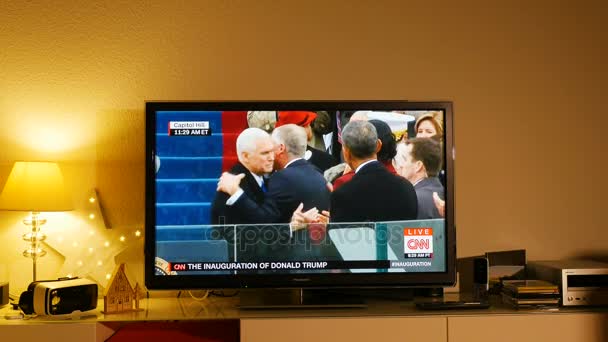 Man watching Donald Trump's inauguration ceremony — Stock Video