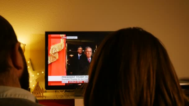 Paris France Januari 2017 Rear View Man Woman Watching News — Stok Video