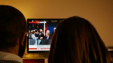 Paris, Fransa - 20 Ocak 2017 arka görünümü yemin törenine raporlama Tv haberleri izlerken kadın ve erkek