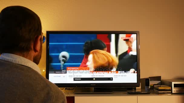 Hombre viendo la ceremonia de inauguración de Donald Trump — Vídeos de Stock