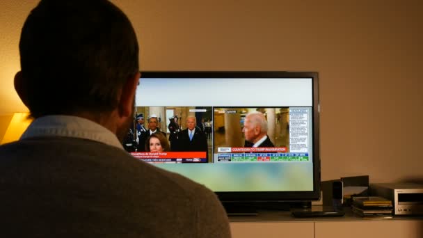 Hombre viendo la ceremonia de inauguración de Donald Trump — Vídeo de stock