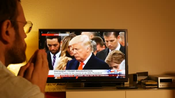 Hombre viendo la ceremonia de inauguración de Donald Trump — Vídeos de Stock