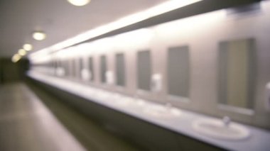 Lavabo ve aynalı umumi tuvalet - yavaş odaklanan bakış açısı - hijyen, temizlik kavramı