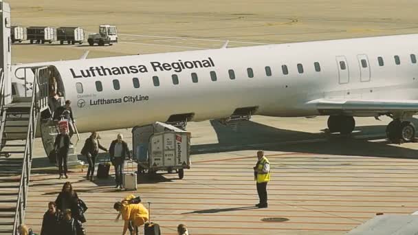 汉莎航空公司区域飞机与人在台阶 — 图库视频影像