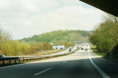 Alman Autobahn güneşli bir arabalı 