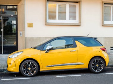 Sarı spor Citroen araba şehir içinde park. 