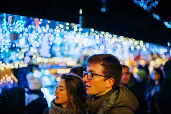 Franska par promenader på julmarknad med bokeh bakgrund — Stockfoto
