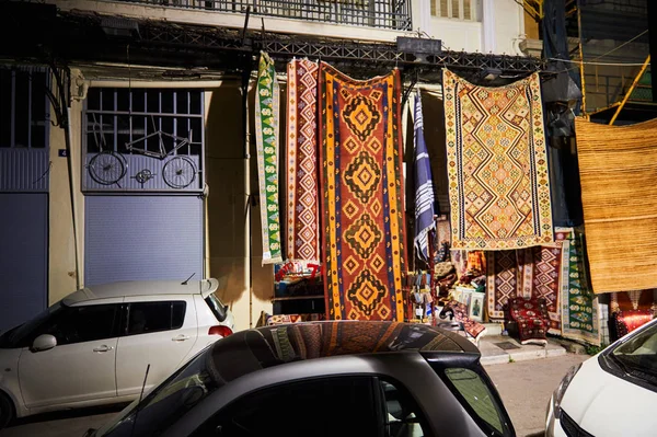 Einkaufsstraße mit teppichladen bei nacht in athens griechenland — Stockfoto