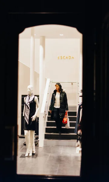 Mulher descendo escadas de luxo loja de moda Escada — Fotografia de Stock