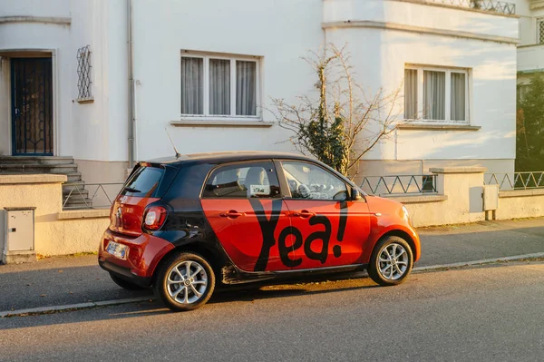 Carsharing Smart car parked in city — Stock Photo, Image