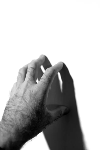 Χέρι του άνδρα αγγίζει τον τοίχο — Φωτογραφία Αρχείου