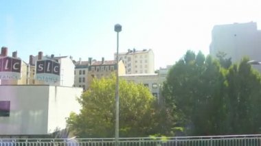 yakın çekim tren penceresinden binaların. tren ile seyahat eden konsept 