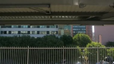 Bina tren penceresinden görünümü. tren ile seyahat eden konsept 