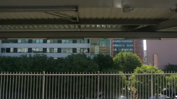 Перегляд Будівель Через Вікно Поїзд Концепція Їхала Поїздами — стокове відео