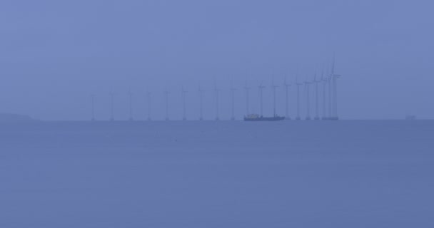 在瑞典马尔默和丹麦哥本哈根之间的奥勒曼德的离岸风电场Lillgrund附近 时间飞逝的快速移动的T L照相机注视着一艘大型工业船 — 图库视频影像