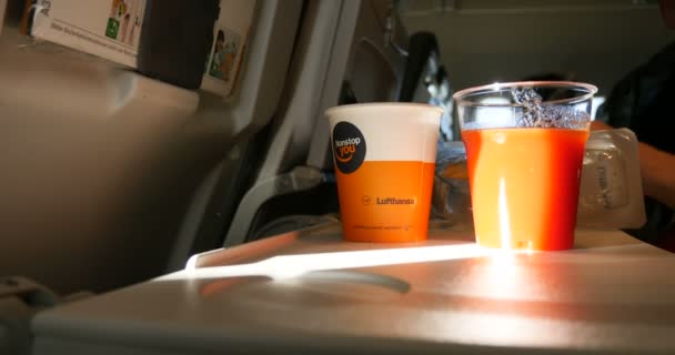 Frühstück im Flugzeug der lufthansa — Stockvideo