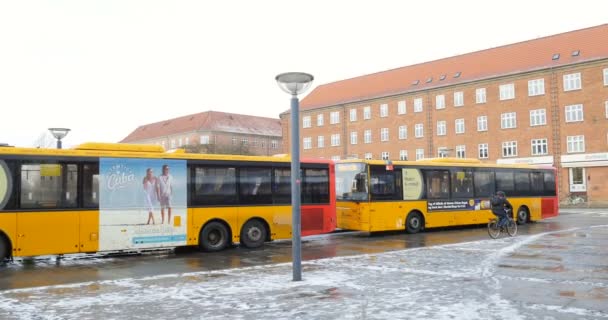 Известный ресторан Fyrtojet на границе Nyhavn канала в почти — стоковое видео