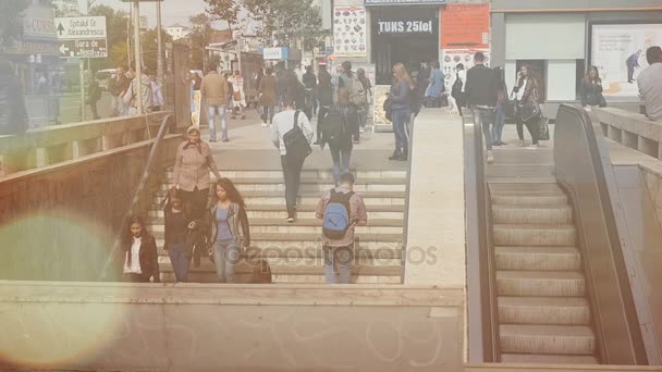 Menschen verlassen überfüllte U-Bahn — Stockvideo