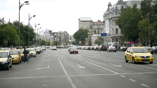 Auto's, trolleybussen en voetgangers — Stockvideo