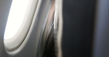 DORTMUND, GERMANY - CIRCA 2017: POV bakış açısı uçak talimatlarında güvenlik için ön sıralara bakan yolcu - Lufthansa Havayolları ve Airbus A319 