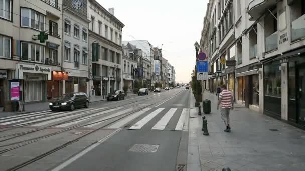 Τραγουδιστής ράψιμο κατάστημα επί της οδού των Βρυξελλών — Αρχείο Βίντεο