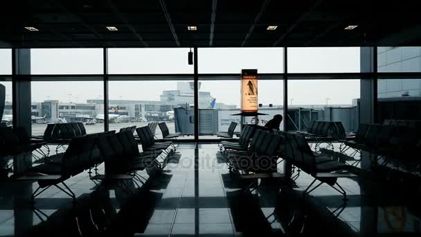 Pessoas em Aeroporto de Frankfurt — Vídeo de Stock