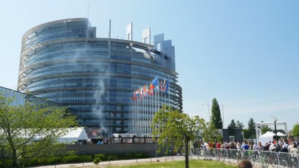 People in front of European Parliament building — Stock Video