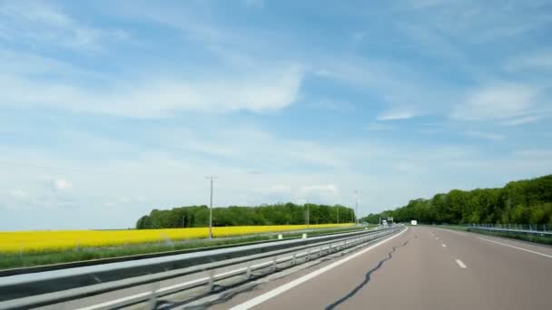 Snel snel rijdende auto op snelweg Pov — Stockvideo